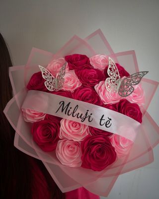 Náš e-shop se rozrůstá o nádherné kytice vyrobené ze stuh! 🎀💐 Nevadnou, neztrácí svůj půvab a budou dělat radost navždy. 😊...