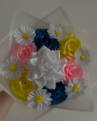 Dnešní přání od zákazníka bylo jasné – chtěl k výročí své přítelkyni darovat kytici v barvách, které má nejraději. 💐🤍...