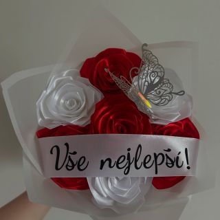 Dneska další květina na přání a zase k narozeninám❤️ Tentokrát obsahuje 7 růží, vyrobená je z červené a bílé stuhy a...